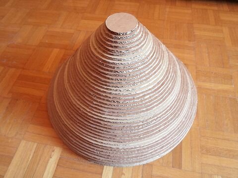 Круглая пирамида из картона